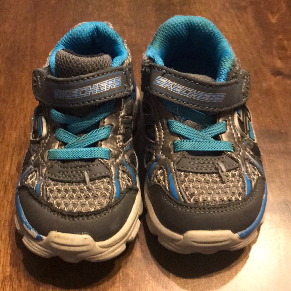 Sketchers tennis shoes